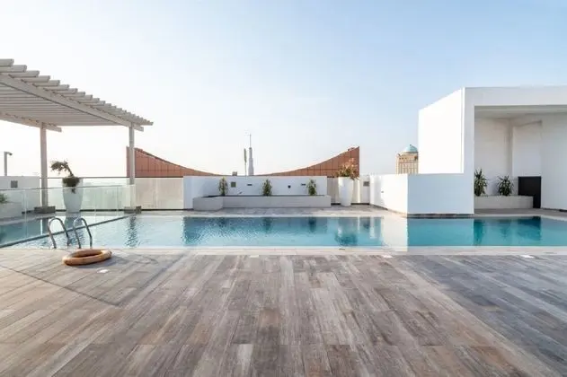 Stylish 1BR Apartment in Al Barsha Dubai - Havuz