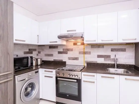 Stylish 1BR Apartment in Al Barsha Dubai - Mutfak
