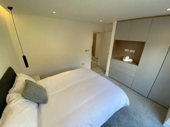 Stylish 2 Bed 2 Bath Flat with Garden - İç Mekan