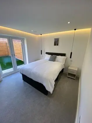 Stylish 2 Bed 2 Bath Flat with Garden - Oda
