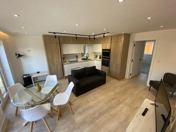 Stylish 2 Bed 2 Bath Flat with Garden - Oda Düzeni