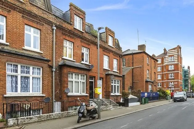 Stylish 2 bed Battersea Home Located Just Across From the Famous Battersea Park