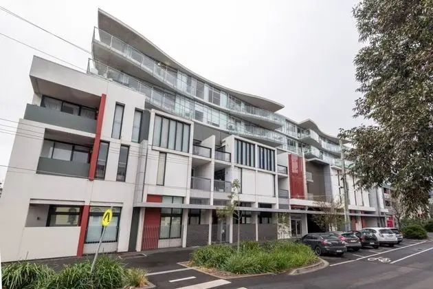 Stylish 2 Bedroom Apartment in Port Melbourne With City Views