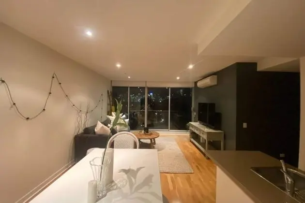Stylish 2 Bedroom Apartment in Port Melbourne With City Views - Oda