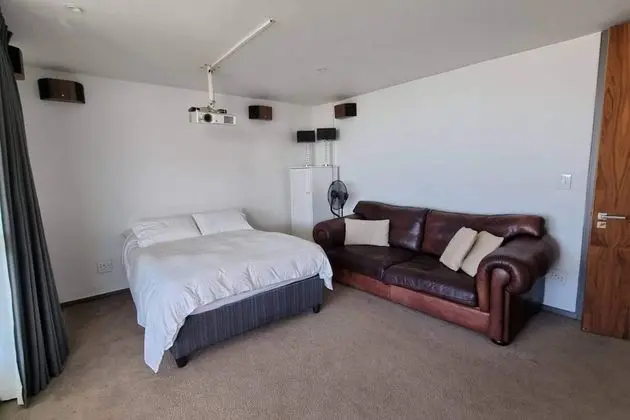 Stylish 2 Bedroom Apartment With Stunning City Views