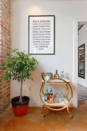 Stylish 2br/2ba Apt in Warehouse District by Domio - İç Mekan