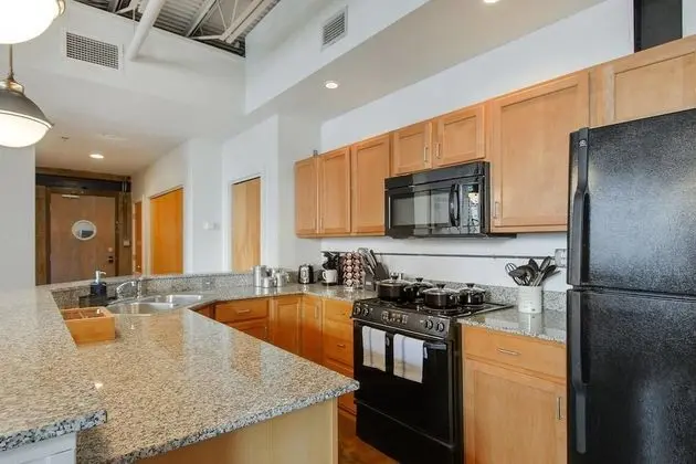 Stylish 2br/2ba Apt in Warehouse District by Domio - Mutfak