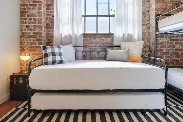 Stylish 2br/2ba Apt in Warehouse District by Domio - Oda