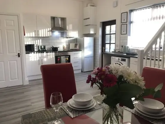 Stylish 3-bed Preston Home for Relaxing Comfy Stay - Öne Çıkan Resim
