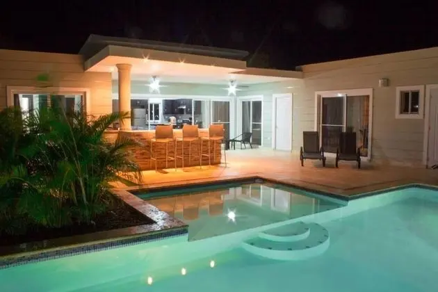 Stylish 3 Bedroom w/ Covered BBQ Area by the Pool