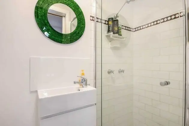 Stylish 3BD Family Home in Leafy Paddington - Banyo Tipleri