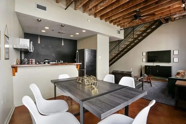 Stylish 3br/3ba Industrial Apt in Nola by Domio - Mutfak