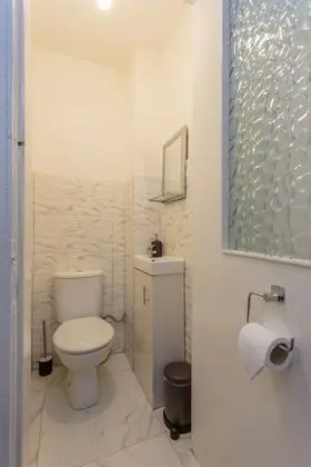 Stylish Apartment at the Edge of Meadows Park - Banyo Tipleri