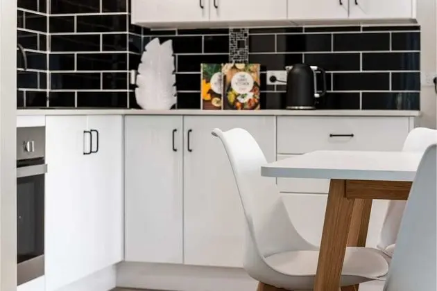 Stylish Apartment in Leafy South Perth - Mutfak