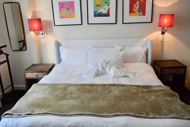 Stylish Apartment with Rooftop Pool & City Views