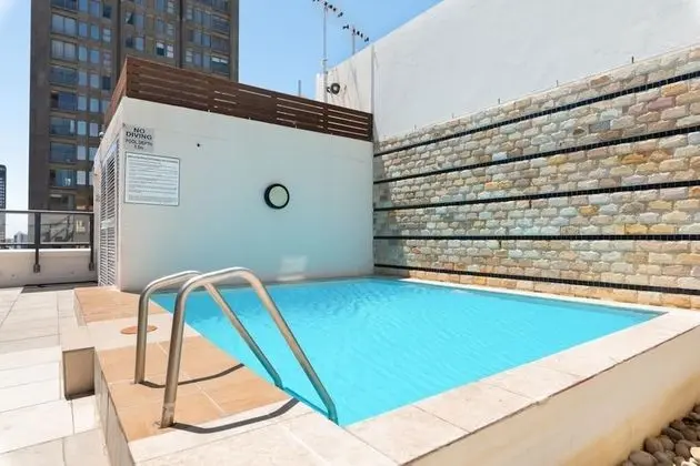Stylish Apartment with Rooftop Pool & City Views - Havuz