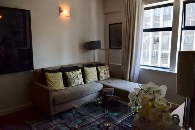 Stylish Apartment with Rooftop Pool & City Views - Oda Düzeni