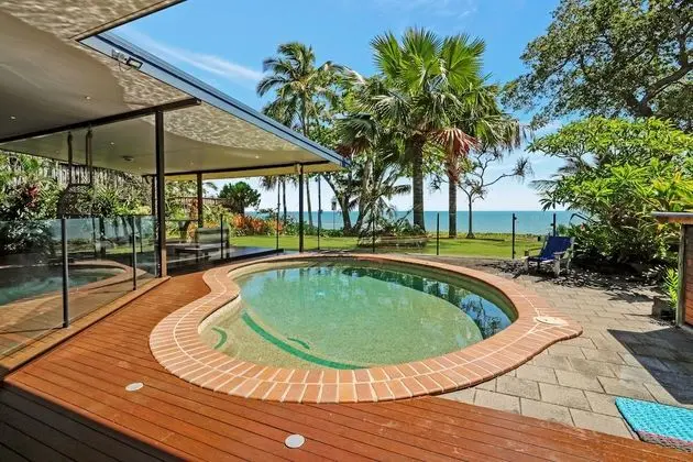 Stylish Beachfront House with Private Pool - Havuz