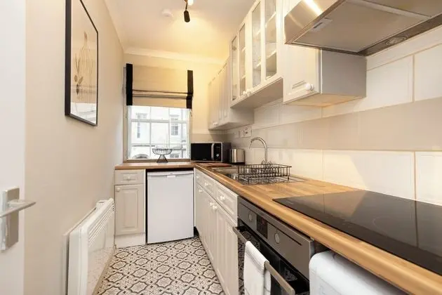 Stylish Castle View Apartment - Mutfak