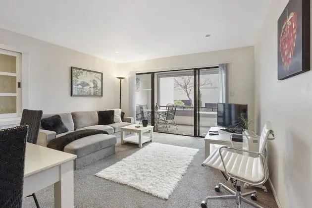Stylish Central 2BR Apt nr Hospital - Öne Çıkan Resim