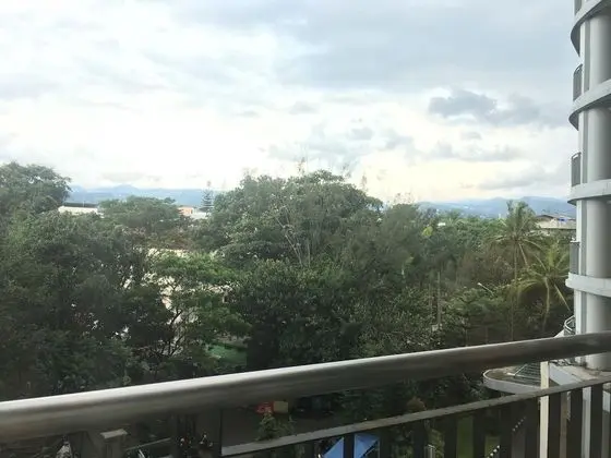 Stylish & Comfortable Studio at Beverly Dago Apartment - Dış Mekan