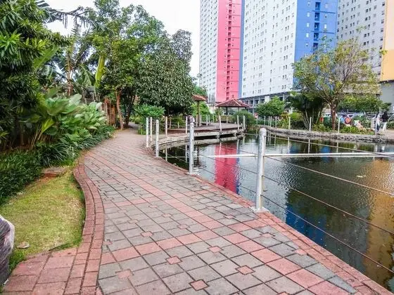 Stylish and Convenient Studio Green Pramuka Apartment