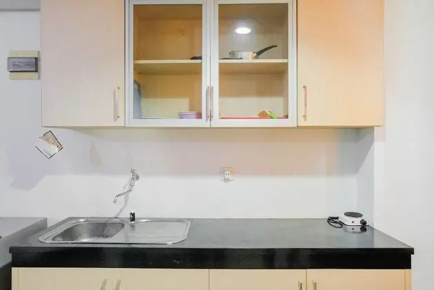 Stylish and Convenient Studio The Habitat Apartment - Mutfak