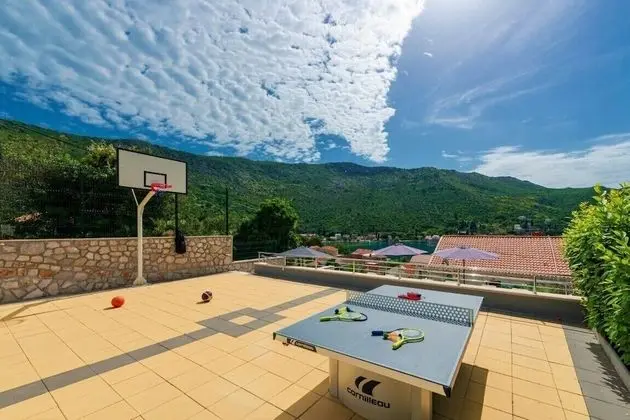 Stylish Home With Private Heated Pool Basketball Court - Dış Mekan