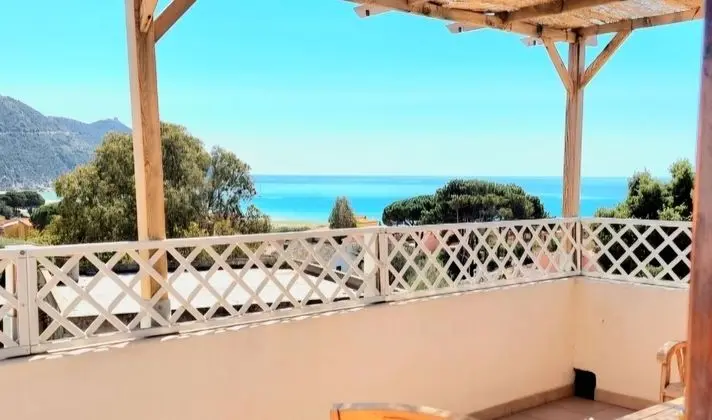 Stylish Home With Views, 3 min Walk to the Beach!! - Öne Çıkan Resim