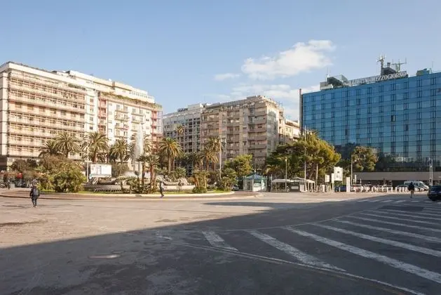 Stylish House with Hot Tub, Movies & Books