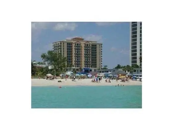 Stylish Modern 2bd 2bth Apt Near the Beach