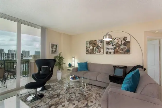 Stylish Modern 2bd 2bth Apt Near the Beach - Öne Çıkan Resim