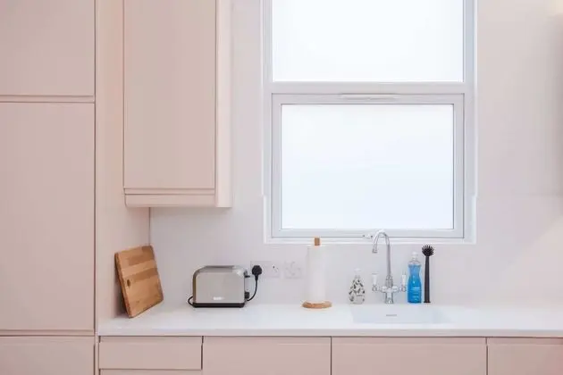 Stylish & Modern 3 Bed Flat in NW London With Garden