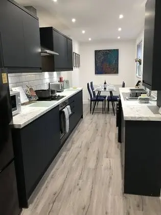 Stylish Modern 3-bed House nr Manchester City ctr - 1
