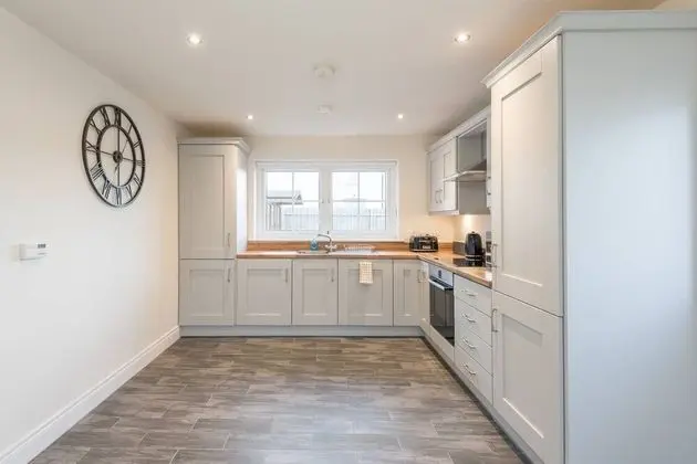 Stylish & Modern 3 Bedroom Home - Mutfak