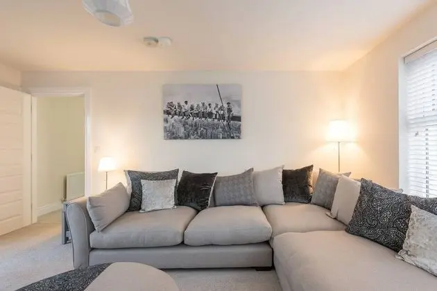 Stylish & Modern 3 Bedroom Home - Oda Düzeni
