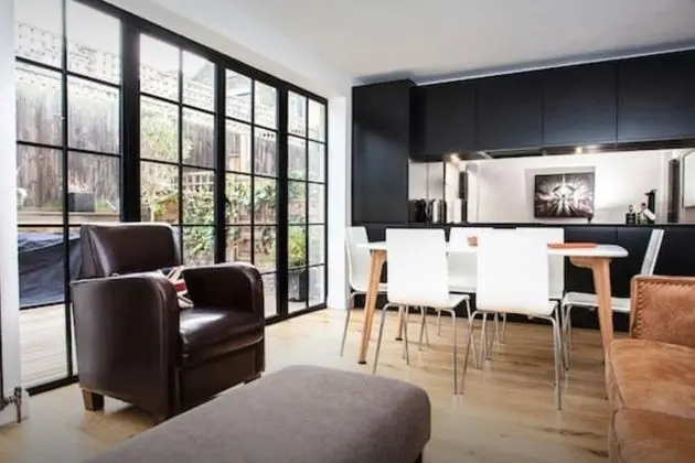 Stylish Newly Refurbished 2 Bedroom Flat With Terrace