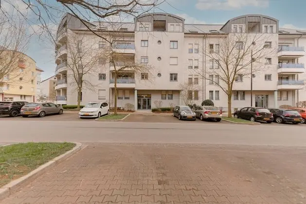 Stylish Open 1BR Apt in Cents w Balcony