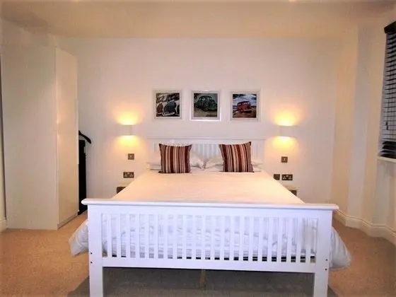 Stylish Private Double En-suite - 1