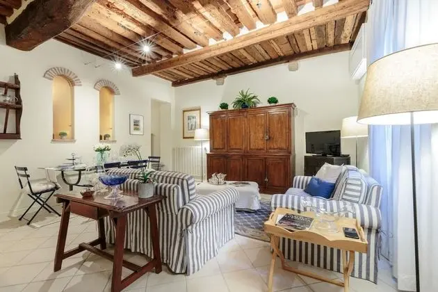 Stylish Smart Ground Floor Apartment Inside Lucca