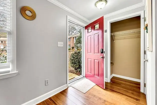 Stylish, spacious Uptown Condo! Perfect for large families and groups! Private patio! Minutes from downtown and airport! - Lobi