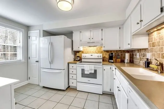 Stylish, spacious Uptown Condo! Perfect for large families and groups! Private patio! Minutes from downtown and airport! - Mutfak