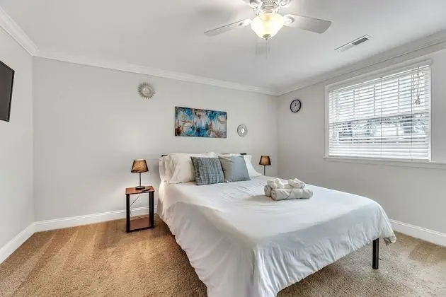 Stylish, spacious Uptown Condo! Perfect for large families and groups! Private patio! Minutes from downtown and airport! - Oda