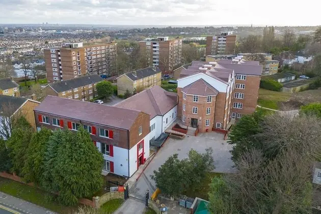 Stylish Studios SOUTHFIELDS STATION