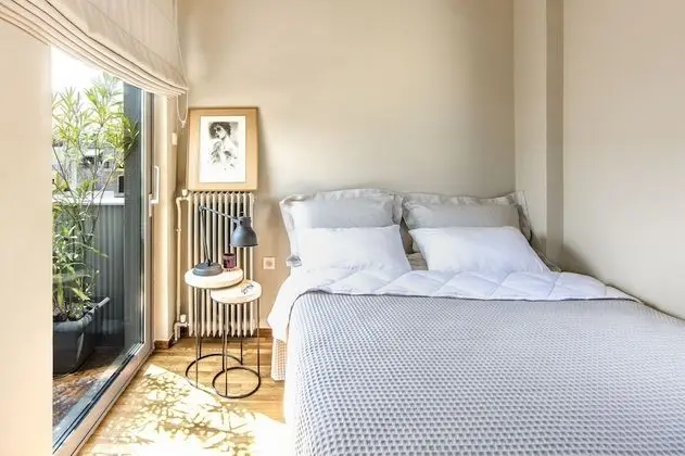 Stylish Sunny Apartment 1 stop to City Center by VillaRentalsgr