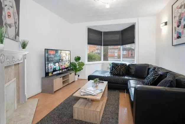 Stylish Three Bedroom House With Garden in Birmingham Suburb