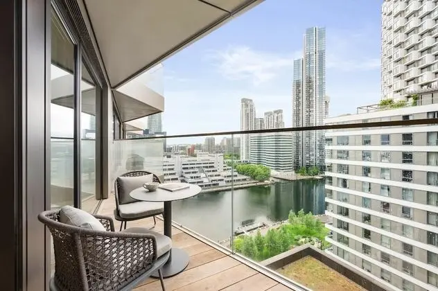 Stylish two Bedroom Apartment With River Views in Docklands