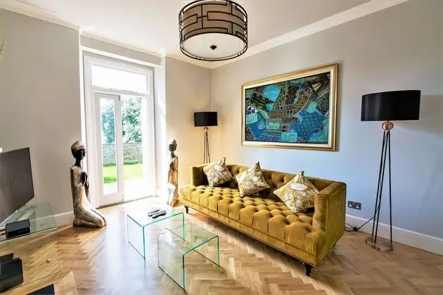 Stylish York Gardens Apartment