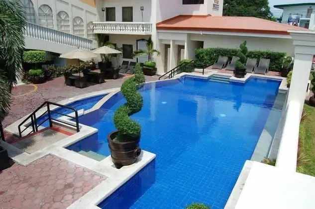 Subic Bay Travelers Hotel & Event Center - Havuz