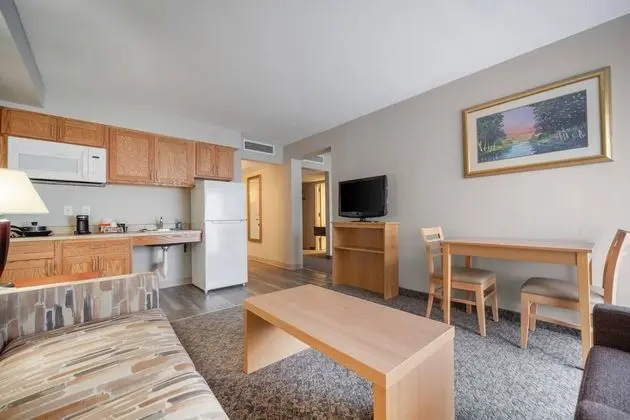 Suburban Studios I-80 Grand Island - Öne Çıkan Resim